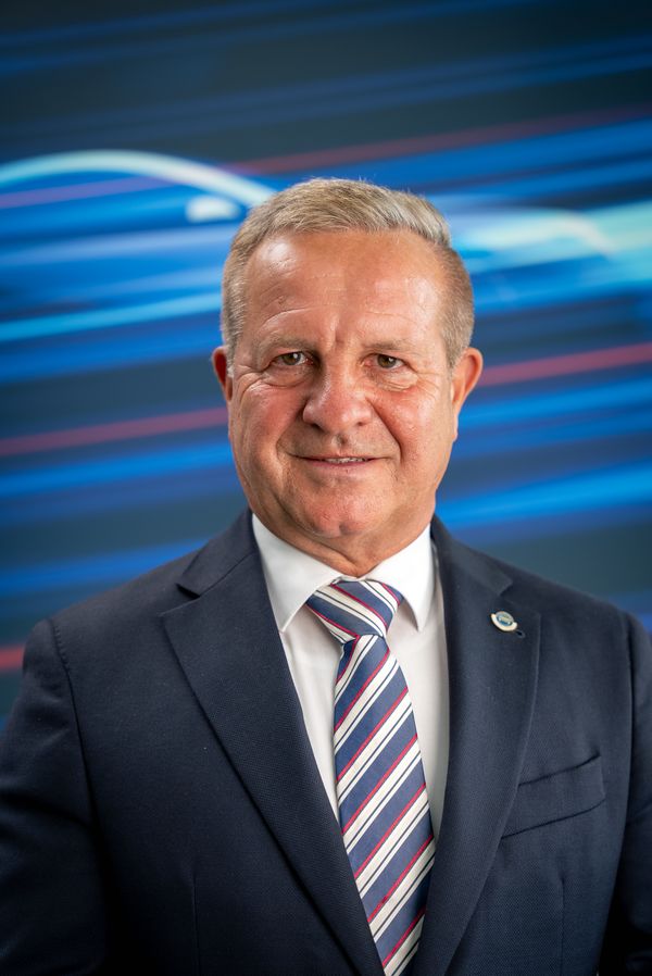 Foto Thomas Peckruhn mit Krawatte gerades Profil, blauer Hintergrund